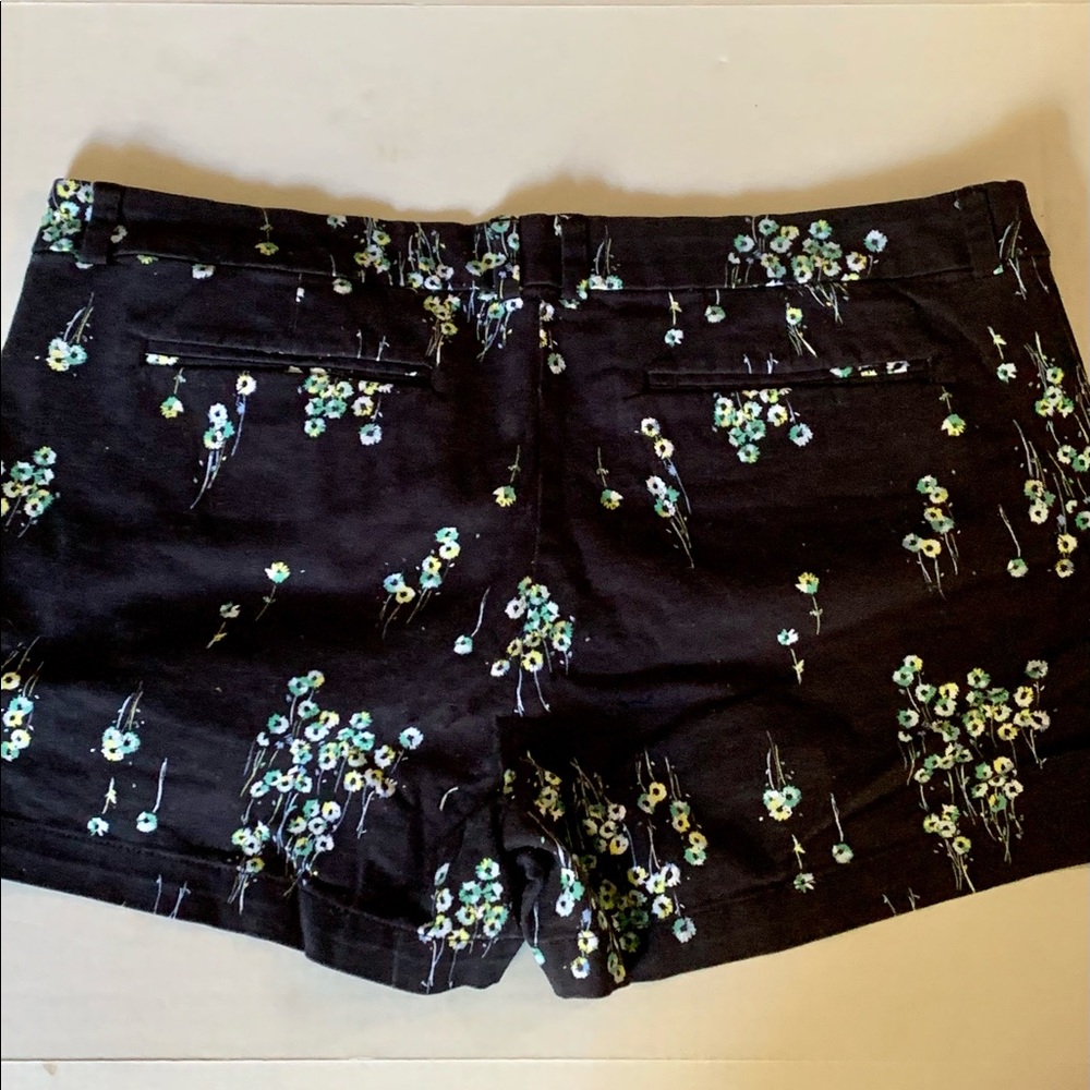 a.n.a brand woman’s flower print shorts size 18